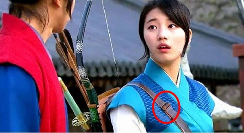 Chiếc dây đeo hiện đại lạc lõng trong bối cảnh phim cổ trang.