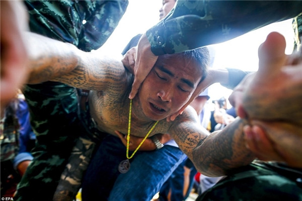 Mỗi tín đồ đến tham gia lễ hội đều được tặng một lá bùa đeo trên cổ với ngụ ý cầu mong những điều xui rủi sẽ qua. Mỗi tín đồ đến tham gia lễ hội đều được tặng một lá bùa đeo trên cổ với ngụ ý cầu mong những điều xui rủi sẽ qua.