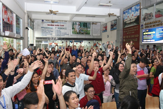 Đông đảo sinh viên Trường ĐH Nguyễn Tất Thành cuồng nhiệt ủng hộ đội U23 Việt Nam Đông đảo sinh viên Trường ĐH Nguyễn Tất Thành cuồng nhiệt ủng hộ đội U23 Việt Nam