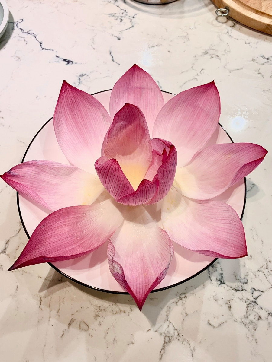 Xếp cánh hoa sen ra đĩa để trang trí. Ảnh: Phan Anh