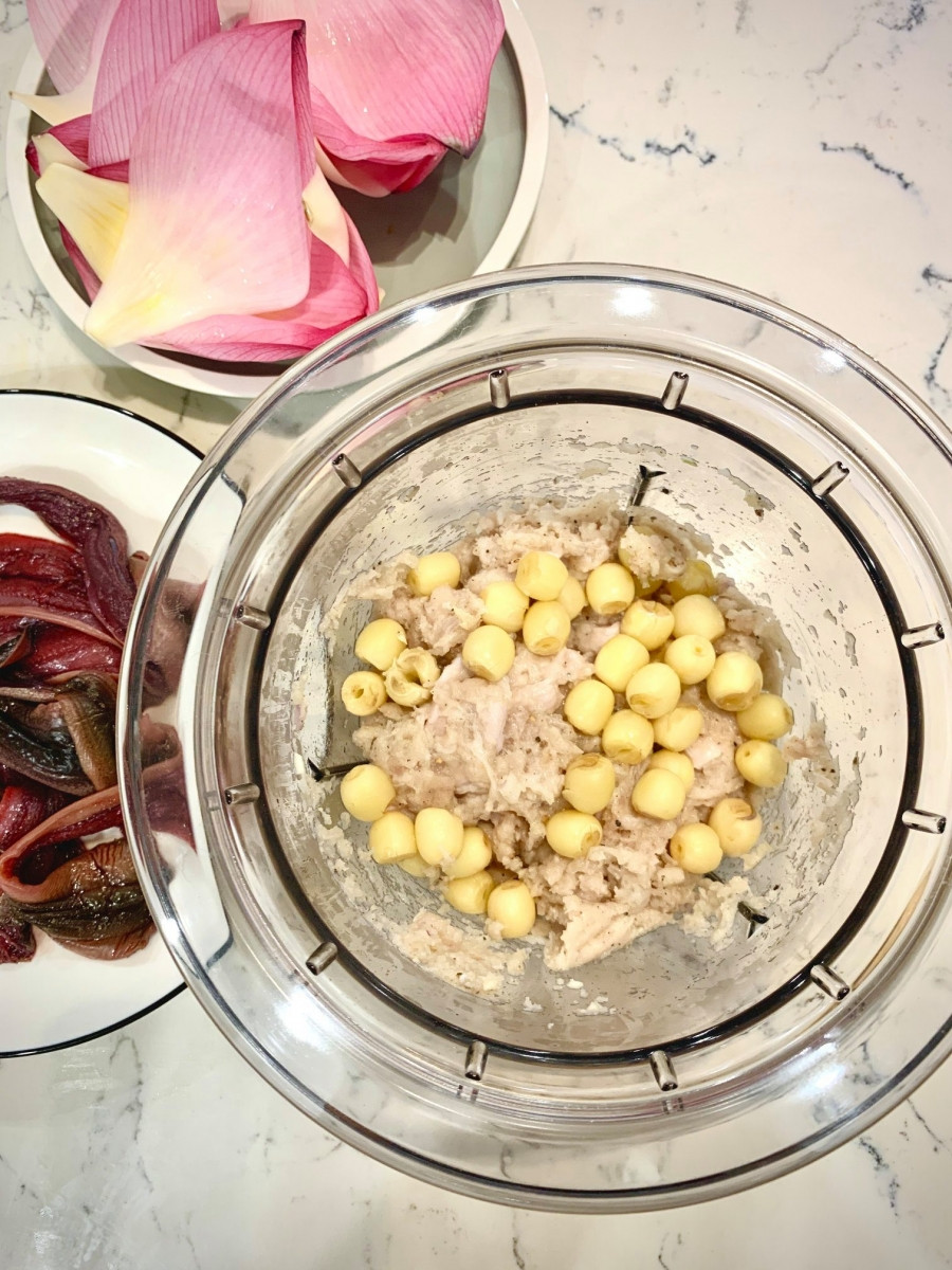 Thơm lừng chả lươn cuốn cánh hoa sen - món ngon lạ miệng mùa hè ảnh 2