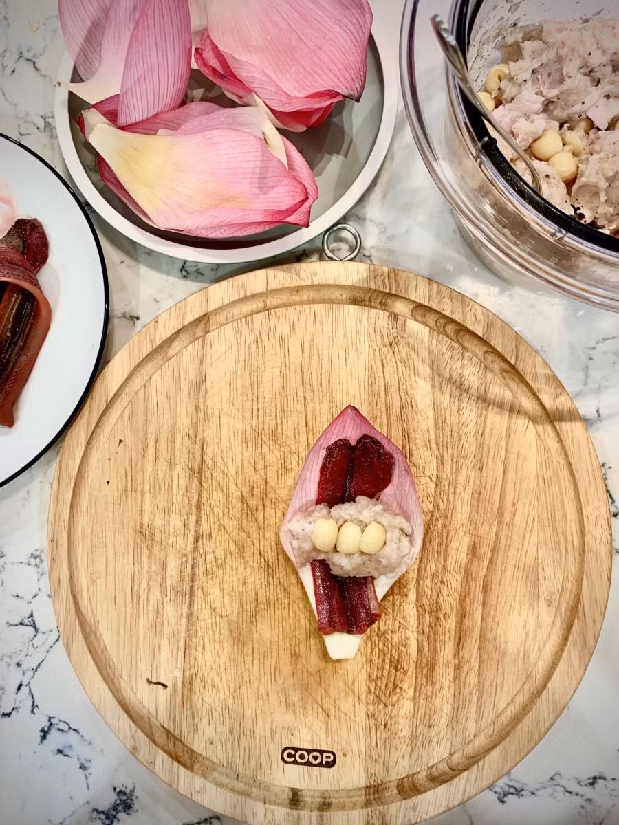 Thơm lừng chả lươn cuốn cánh hoa sen - món ngon lạ miệng mùa hè ảnh 3