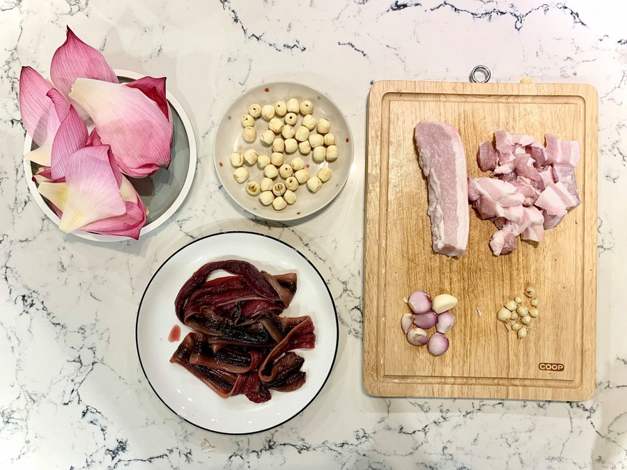 Thơm lừng chả lươn cuốn cánh hoa sen - món ngon lạ miệng mùa hè ảnh 1