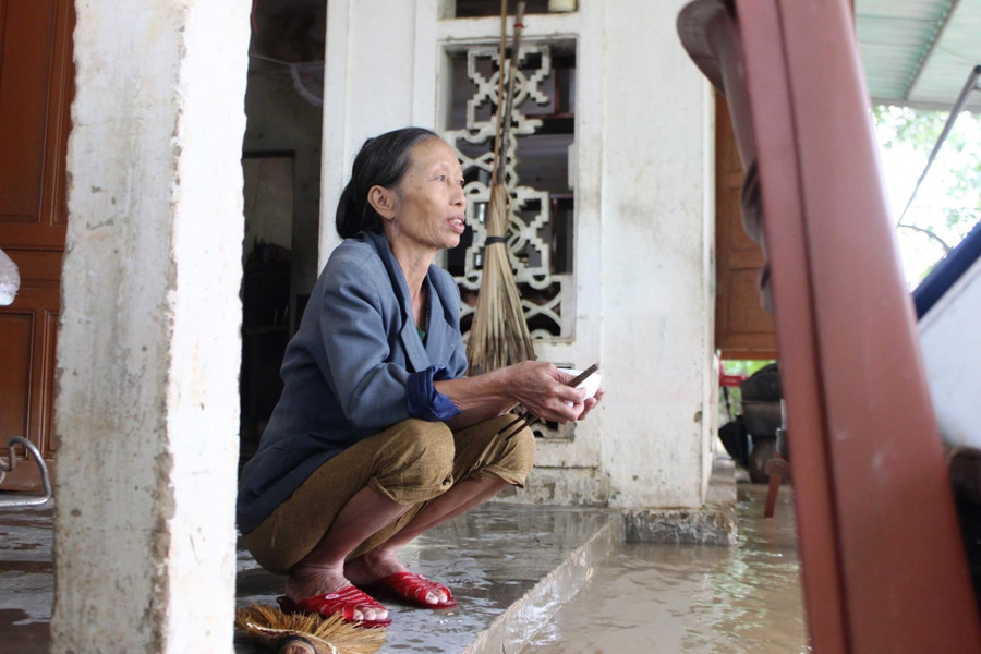 Tranh thủ nước rút, bà Nguyễn Thị Minh lấy ít gạo để nấu ăn. Bữa cơm chỉ có thêm cà khú kho để làm thức ăn. Tranh thủ nước rút, bà Nguyễn Thị Minh lấy ít gạo để nấu ăn. Bữa cơm chỉ có thêm cà khú kho để làm thức ăn.