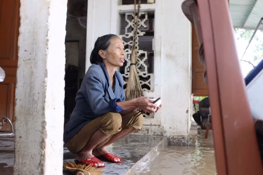 Tranh thủ nước rút, bà Nguyễn Thị Minh lấy ít gạo để nấu ăn. Bữa cơm chỉ có thêm cà khú kho để làm thức ăn.