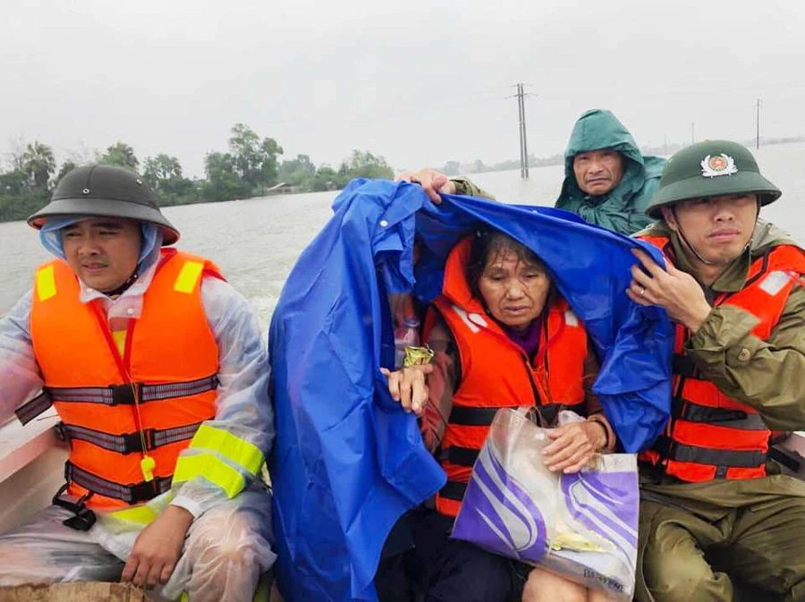 Lực lượng Công an huyện Thạch Hà sơ tán người dân bằng cano đến nơi an toàn.