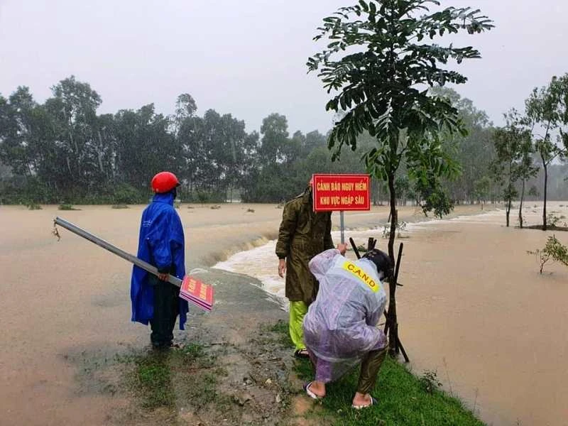 Lực lượng Công an huyện Thạch Hà cắm các biển cảnh báo vùng nguy hiểm.