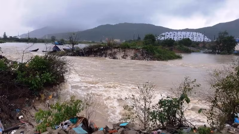 Nhiểu điểm bị sạt lở nghiêm trọng.