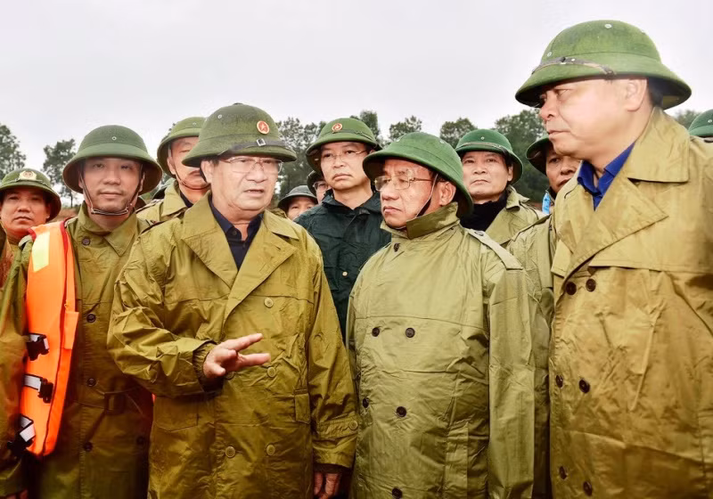 Phó Thủ tướng động viên, hỏi thăm người dân huyện Cẩm Xuyên.