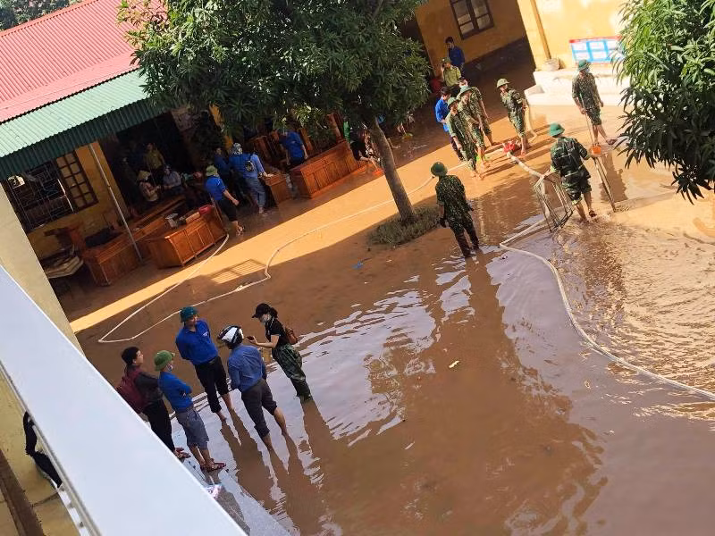 Dọn dẹp sau lũ để sớm đưa các con trở lại học tại Trường mầm non Cẩm Vịnh.