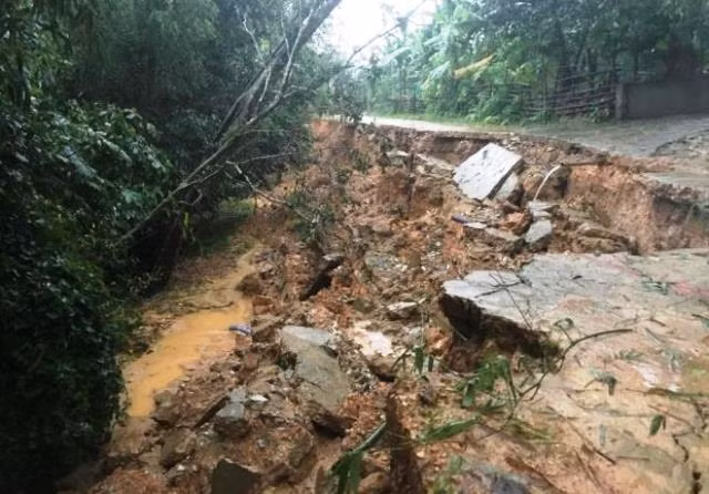 Tuyến đường bê tông ở xã Đức Lạng (huyện Đức Thọ) bị sạt lở hoàn toàn, chia cắt giao thông.