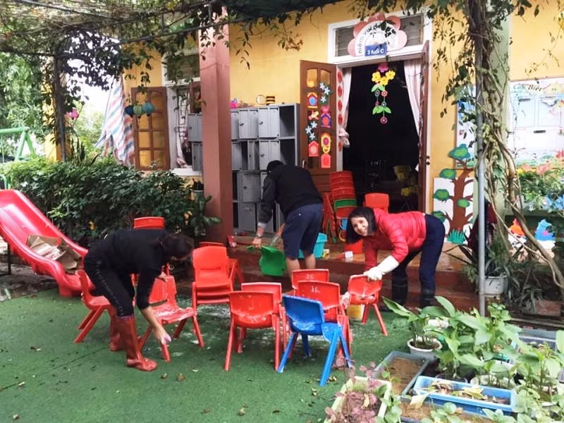 Giáo viên các trường tại TP. Hà Tĩnh ngày hôm nay đã tăng cường tổng vệ sinh để đón học sinh trờ lại lớp.