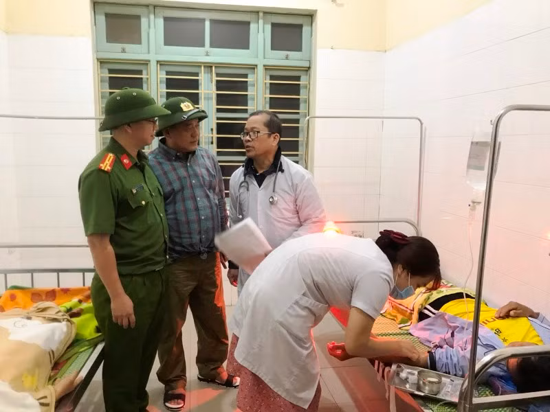 Các bác sĩ trao đổi về tình hình các bệnh nhân.