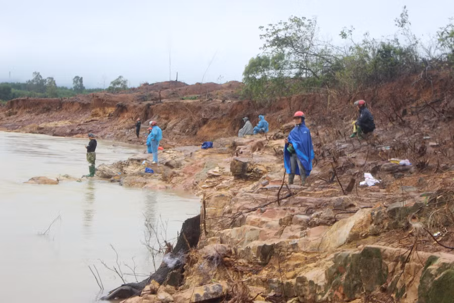 Người dân đổ xô lên hồ Kẻ Gỗ để câu và bắt cá.