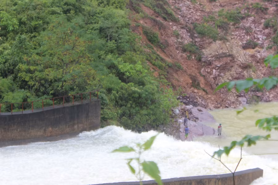 Bất chấp dòng nước chảy xiết, nhiều nhóm người vẫn liều mình săn cá ngay sát khu vực xả tràn.