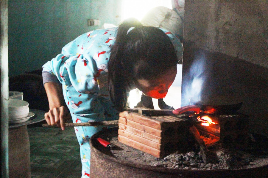 Người dân vùng lũ kê thùng phuy để làm bếp nấu ăn Người dân vùng lũ kê thùng phuy để làm bếp nấu ăn