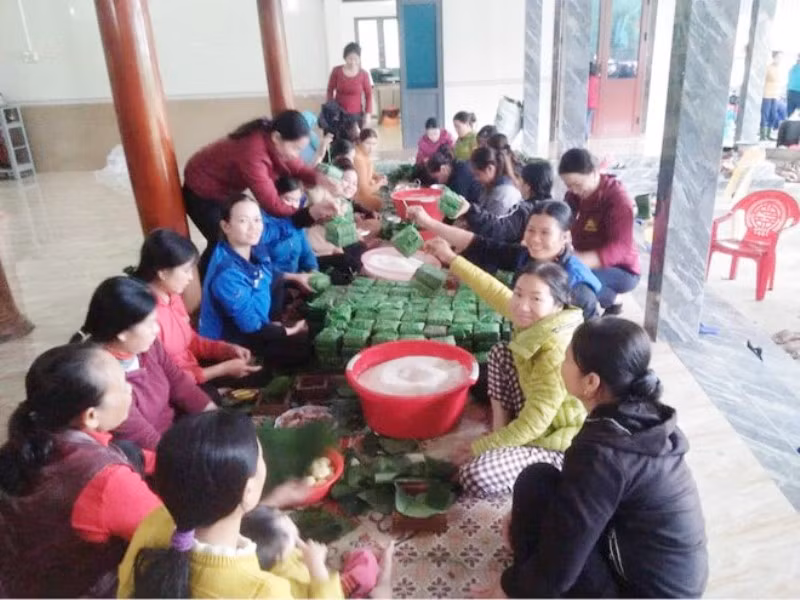 Những chiếc bánh chưng miễn phí đến bà con vùng lũ.