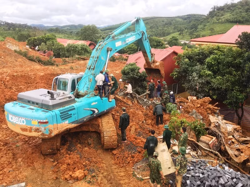 Hiện trường vụ sạt lở chỉ còn là đống đất đổ nát.