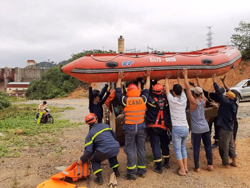 Dùng cano đến đi theo đường thủy.