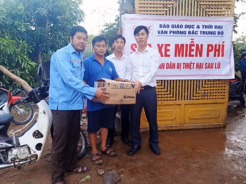 Đại diện Báo GD&amp;TĐ nhà báo Văn Dũng (bên tay trái) nhận quà từ các nhà tài trợ.