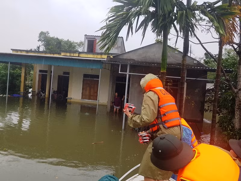 Chèo thuyền, đi cano cứu trợ mỳ tôm tận nhà người dân.