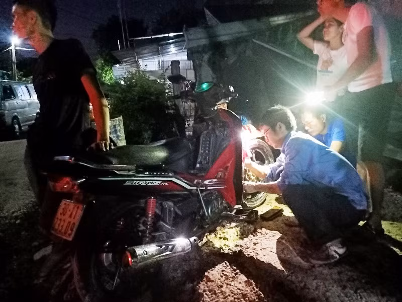 Báo GD&amp;TĐ cùng các nhà hảo tâm tổ chức sửa xe miễn phí cho bà con vùng lũ huyện Cẩm Xuyên.