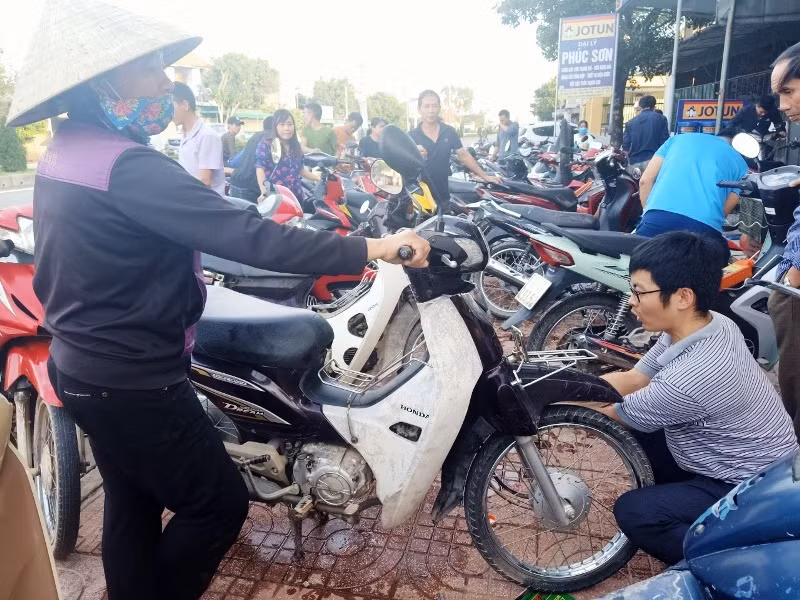 Những chiếc xe ngập nước đã được các thợ chuyên nghiệp sửa miễn phí cho bà con.