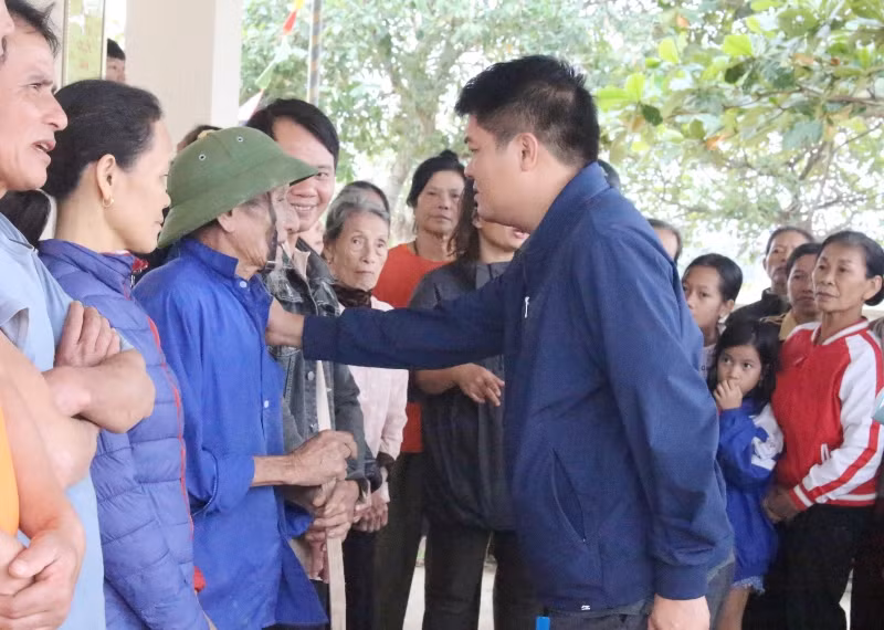 Bí thư Huyện ủy Thạch Hà ông Trần Nhật Tân động viên, chia sẻ cùng bà con vùng lũ xã Tân Lâm Hương.