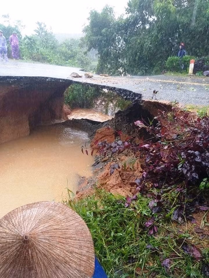 Tuyến đường 22, xã Kỳ Thượng (Kỳ Anh) bị sạt lở nghiêm trọng.