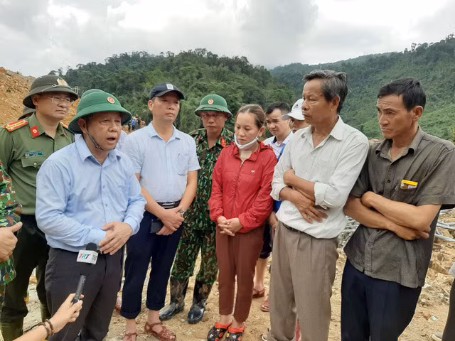 Ông Phan Ngọc Thọ, Chủ tịch UBND tỉnh Thừa Thiên Huế chia sẻ đến người thân các nạn nhân ngay tại hiện trường tìm kiếm.
