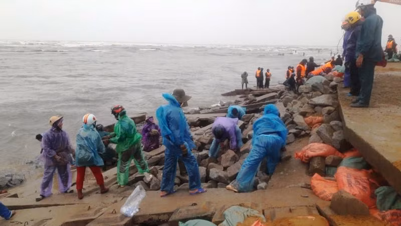 Hàng chục mét khối đá trôi dạt xuống biển.