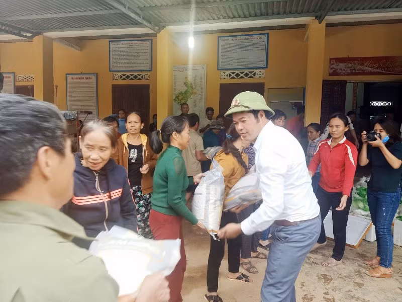 Đại diện Văn phòng Báo GD&TĐ, nhà báo Văn Dũng cứu trợ bà con vùng lũ tại Hà Tĩnh.