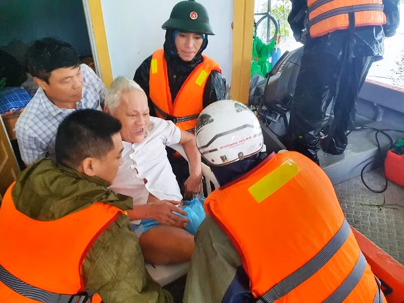 Lực lượng Công an huyện Thạch Hà kịp thời có mặt để sơ tán người dân đến nơi an toàn.