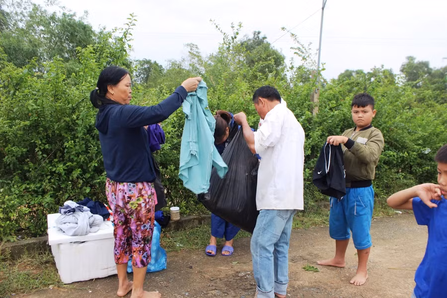 Nước rút, trời hửng nắng người dân tranh thủ giặt giũ, phơi quần áo.