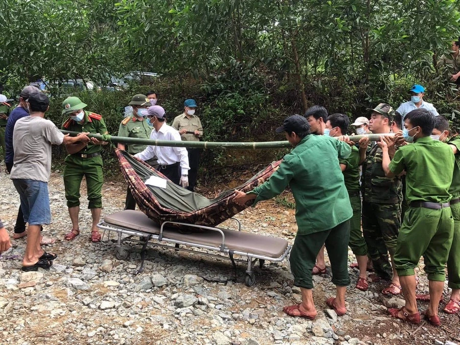 Các nạn nhân tìm thấy được đưa ra ngoài.