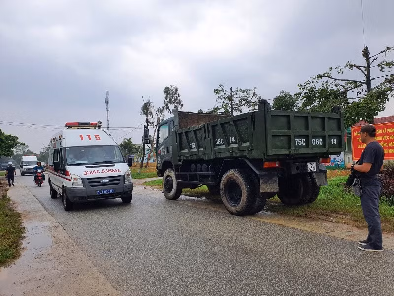 Mọi phương tiện đều được huy động tối đa tiếp cận hiện trường.