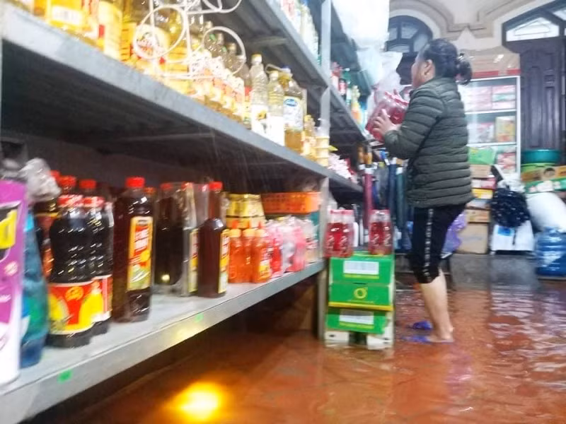 Các tiểu thương cũng khẩn trương thu dọn hàng hóa trong đêm