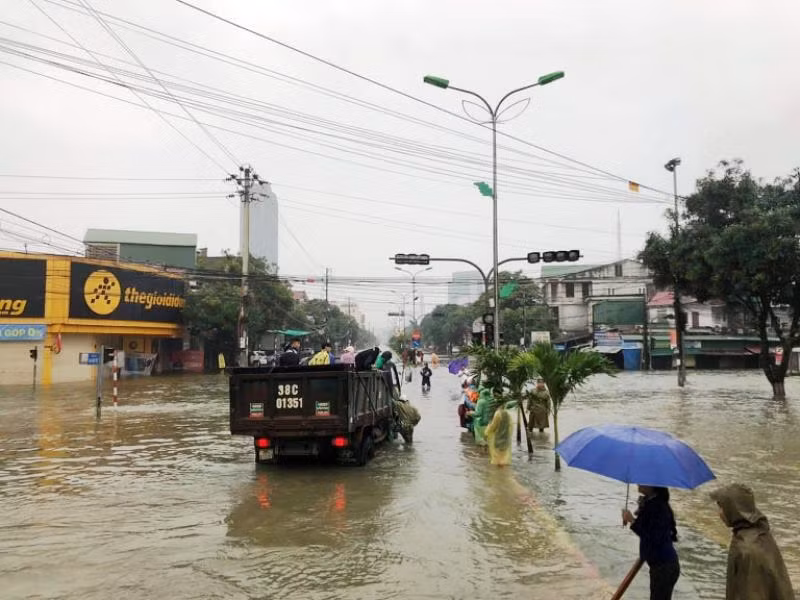 Những chuyến xe tải miễn phí vận chuyển người tại các điểm ngập nước nặng.