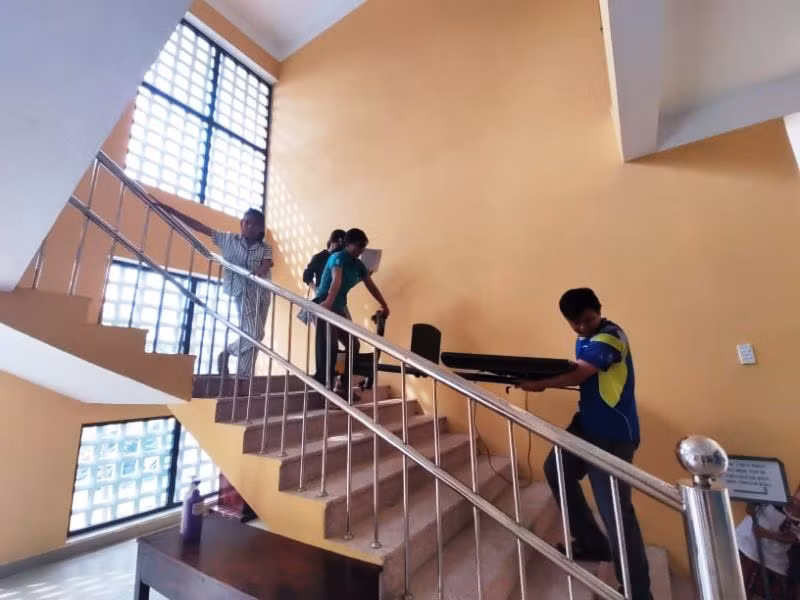 Đưa người dân đến các trường học kiên cố...