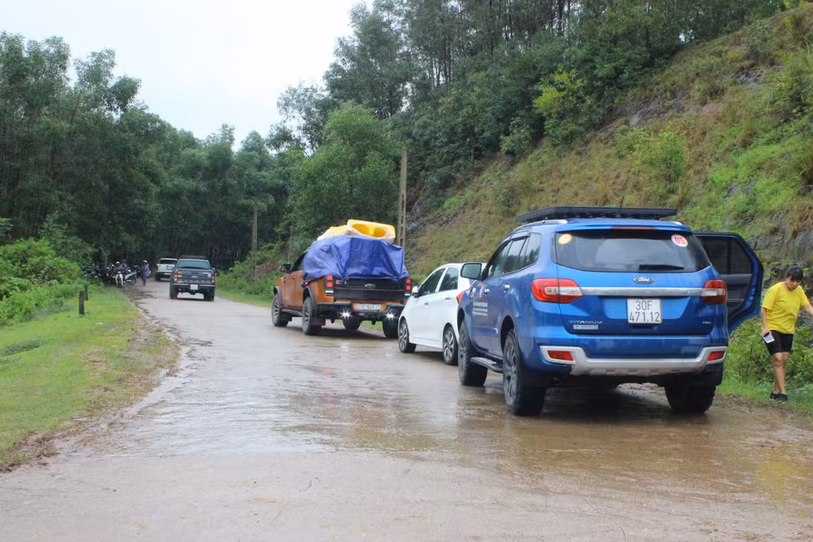 Rất nhiều người dân từ thành phố cũng đổ xô lên hồ Kẻ Gỗ để mua cá.