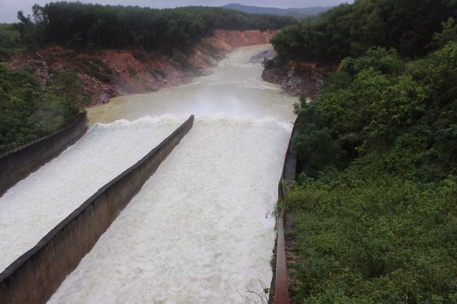 Sáng 31/10, hồ Kẻ Gỗ xả qua tràn với lưu lượng 100-300 m3/s.