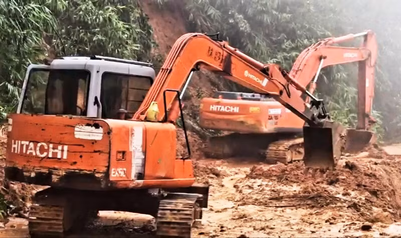 Lực lượng cứu hộ tiếp tục thông tuyến lên Rào Trăng 3.