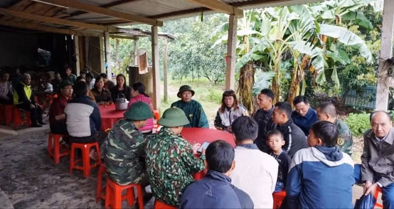 Hàng xóm đến chia sẻ cùng với gia đình anh Cao Văn Thắng tại huyện Hương Khê.