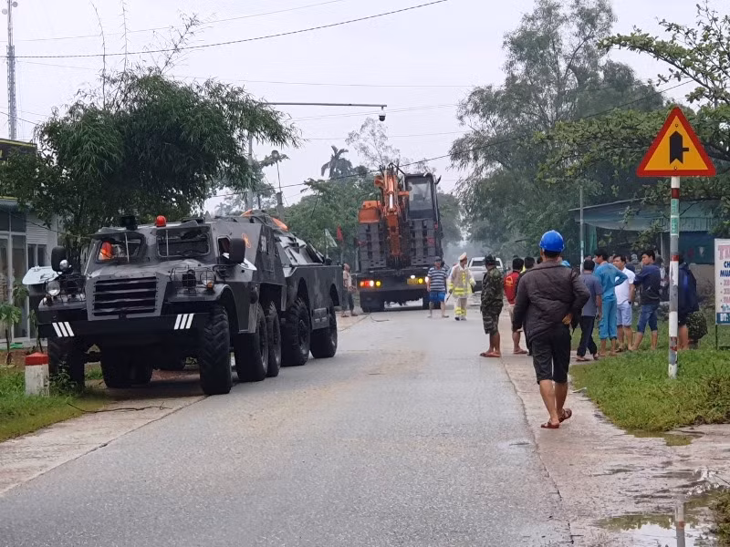 Xe đặc chục được đưa vào khu vực hiện trường.