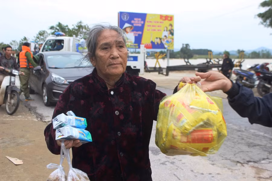 Người dân vui mừng khi có đoàn cứu trợ đến địa phương.