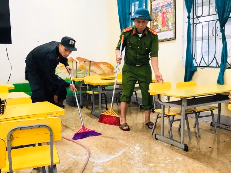 Lực lượng công an hỗ trợ, tổng vệ sinh tại Trường tiểu học Thạch Đài.