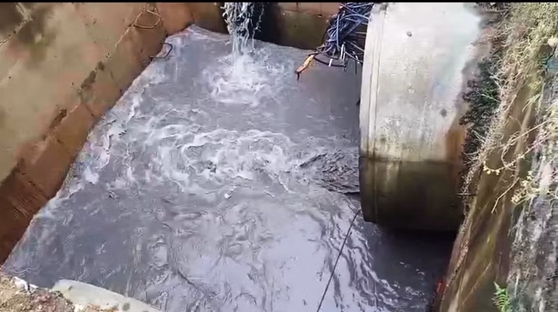 Bơm hỗn hợp xỉ thải từ bãi chứa của nhà máy đổ thẳng ra môi trường vào chiều 29/10.