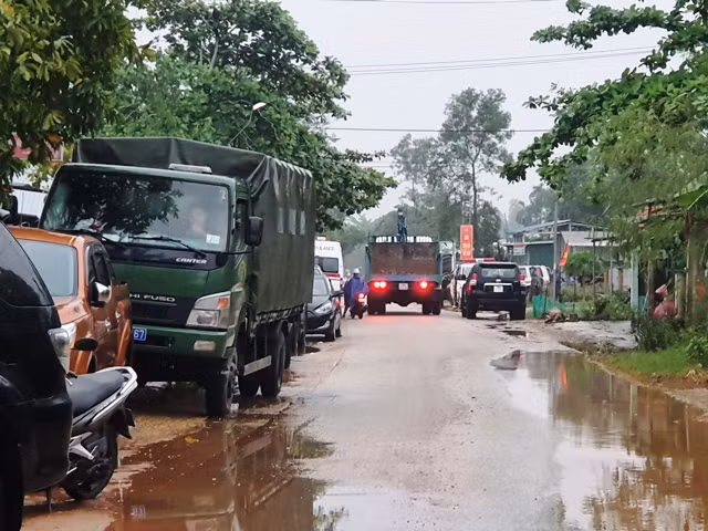 Lực lượng cứu hộ, cứu nạn tìm cách tiếp cận hiện trường.