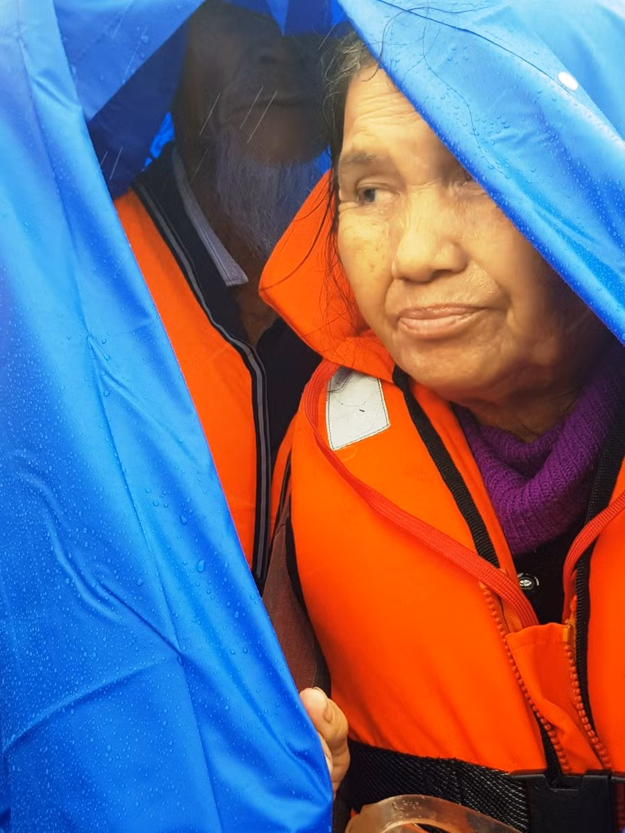 Đôi mắt đầy lo lắng của cụ bà trong mưa lũ.