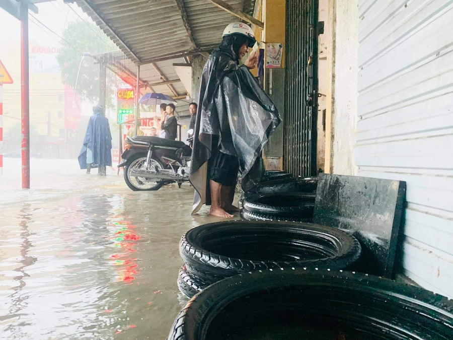 Người dân dùng lốp ô tô để chặn nước vào nhà.